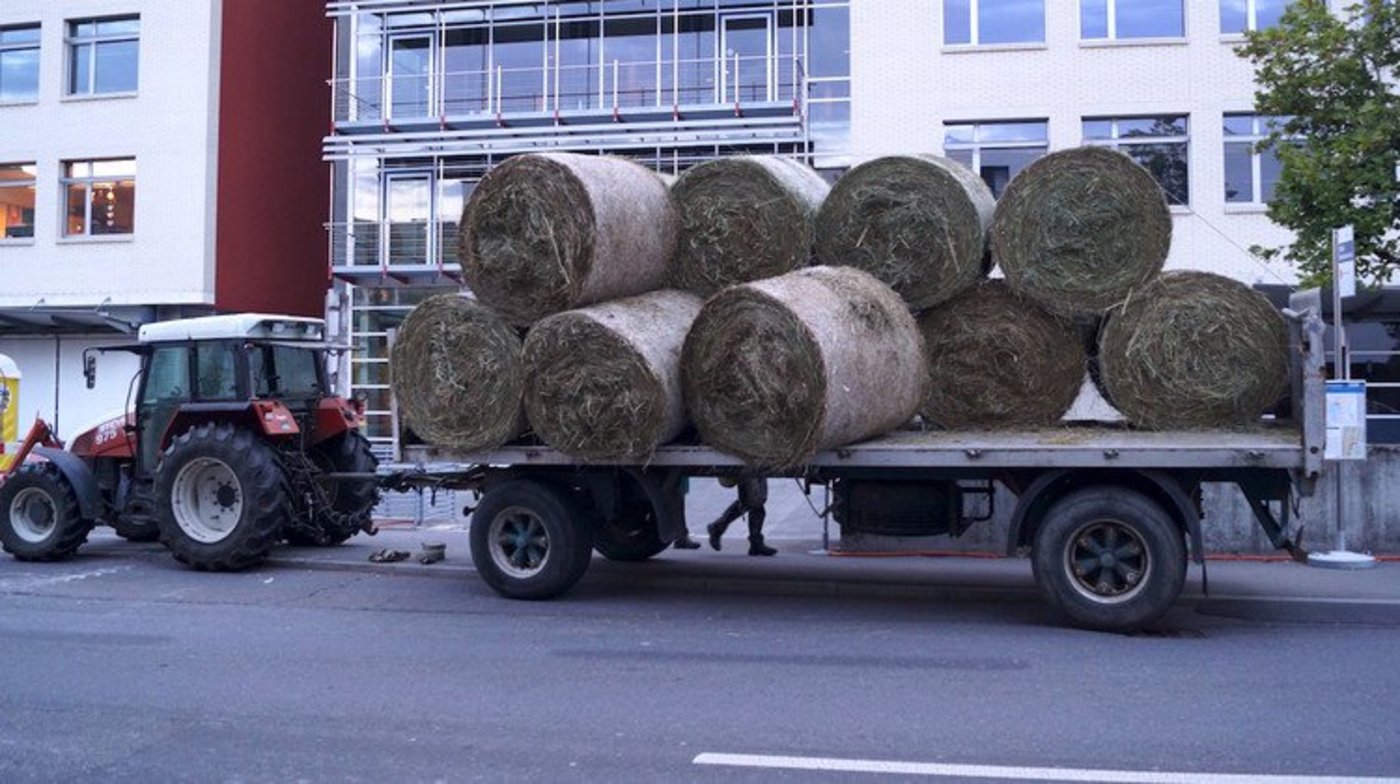 Die Ladung war wohl nur ungenügend gesichert. (Bild: Zuger Polizei)
