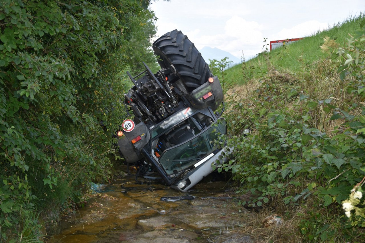 Knapp die Hälfte der tödlichen Unfälle in der Landwirtschaft stehen in Zusammenhang mit Fahrzeugen. (Bild Kantonspolizei St. Gallen) 