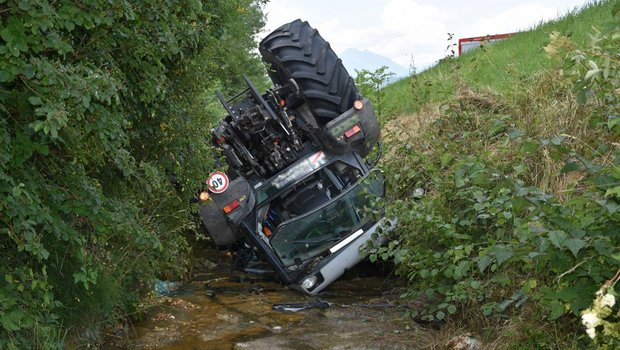 Knapp die Hälfte der tödlichen Unfälle in der Landwirtschaft stehen in Zusammenhang mit Fahrzeugen. (Bild Kantonspolizei St. Gallen) 