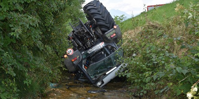 Knapp die Hälfte der tödlichen Unfälle in der Landwirtschaft stehen in Zusammenhang mit Fahrzeugen. (Bild Kantonspolizei St. Gallen) 