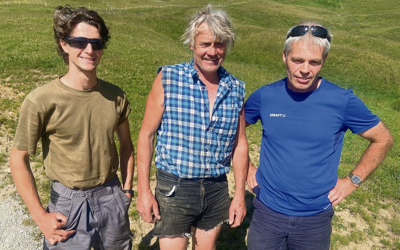 Zu Besuch auf der Alp: Kaspar Tschümperlin (r.) mit Praktikant Giordano Canonica (l.) und Älpler Mauritz Boschung.