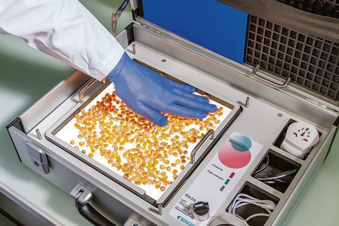 «Grainigo» ist ein Gerät zur Analyse von Maiskörnern, das sich direkt auf dem Acker anwenden lässt. Damit lässt sich prognostizieren, wie sich eine bestimmte Maisauswahl bei der Verarbeitung verhalten wird.(Bild Buehler)