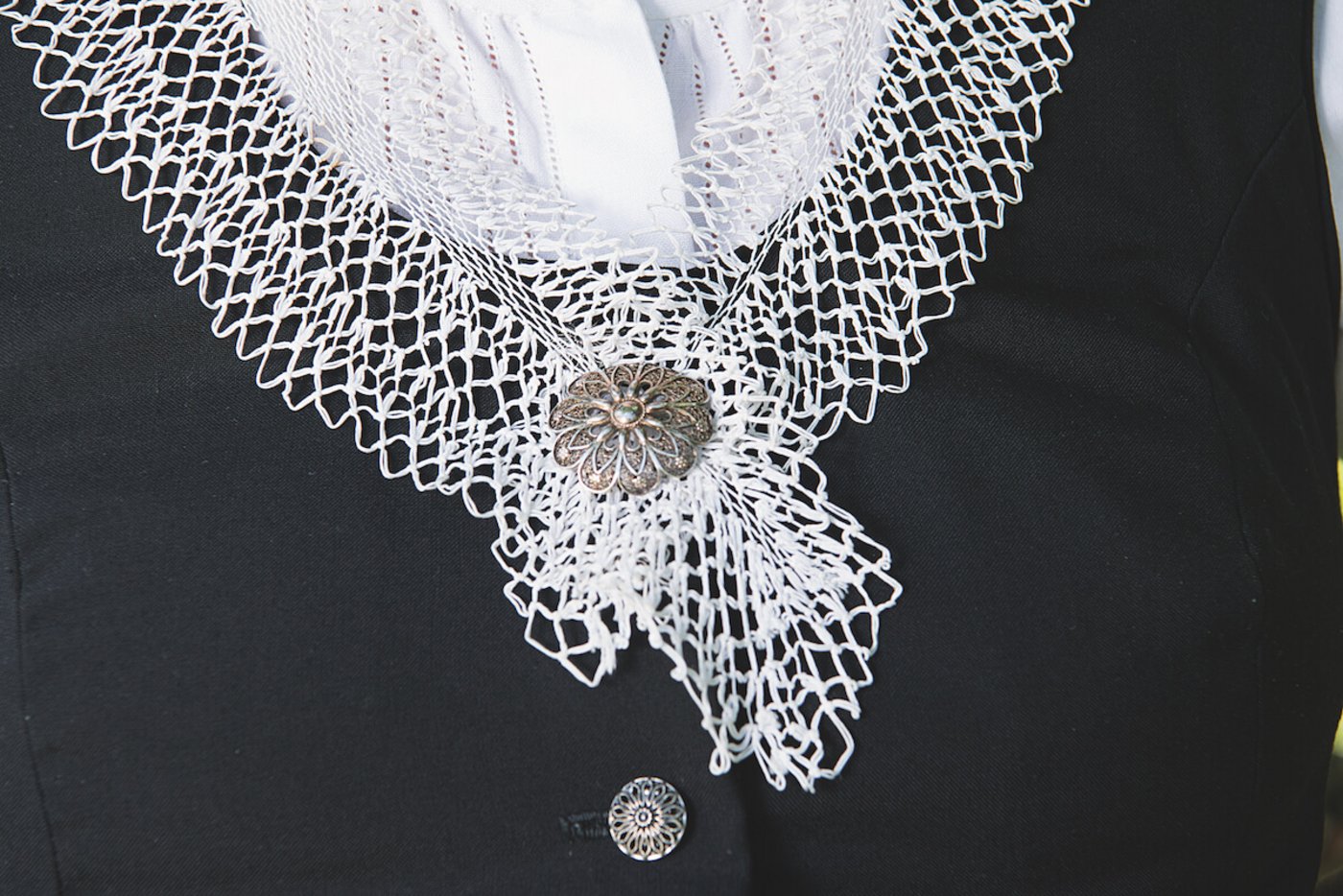 Das «Fichu» aus Klöppelspitze ist typisch für die Weinländer-Sonntagstracht. (Foto: Marion Nitsch)