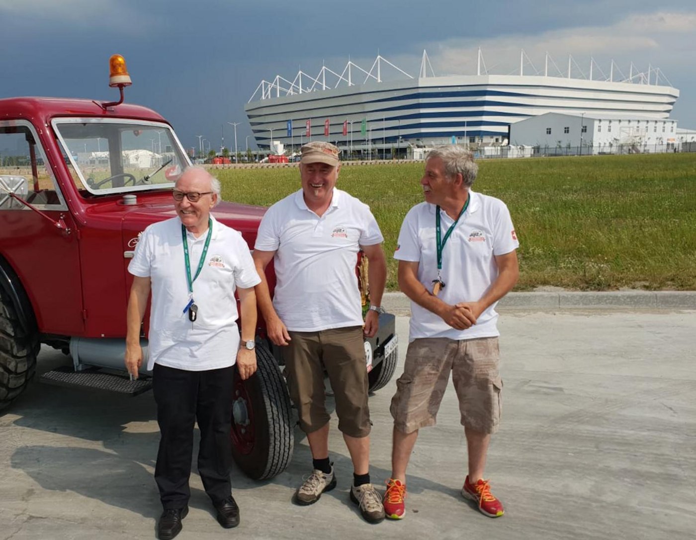 Josef Wyer, Beat Studer und Werner Zimmermann (von links) vor dem Stadion in Kaliningrad mit "Gritli". (Bild Wmtraktor18)