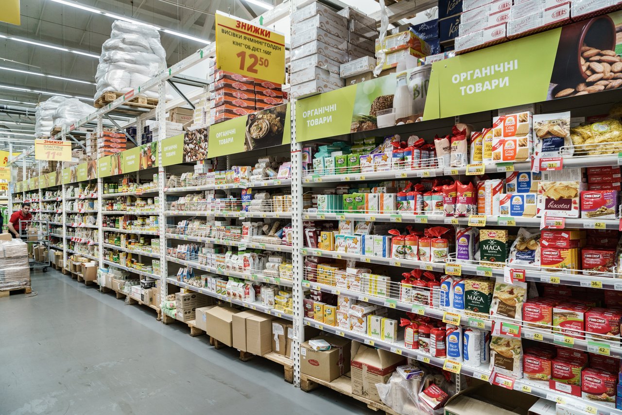 Eine breite Palette an Bio-Produkten, auch Importware, wird in den lokalen Supermärkten angeboten. (Bild FiBL Ukraine)