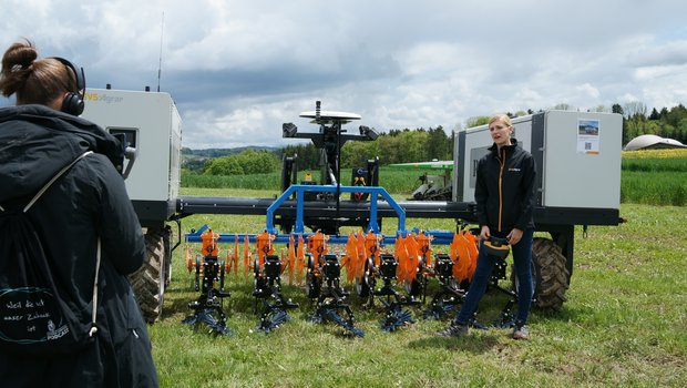 Robotti, der autonom fahrende Traktor, ist mit einer Dreipunkt-Anhängung ausgestattet, so dass zwischen dessen Rädern alle herkömmlichen Anbaugeräte angehängt werden können. (Bild Strickhof)