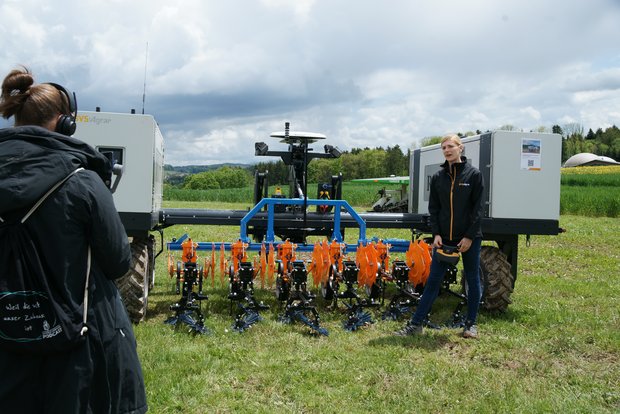 Robotti, der autonom fahrende Traktor, ist mit einer Dreipunkt-Anhängung ausgestattet, so dass zwischen dessen Rädern alle herkömmlichen Anbaugeräte angehängt werden können. (Bild Strickhof)