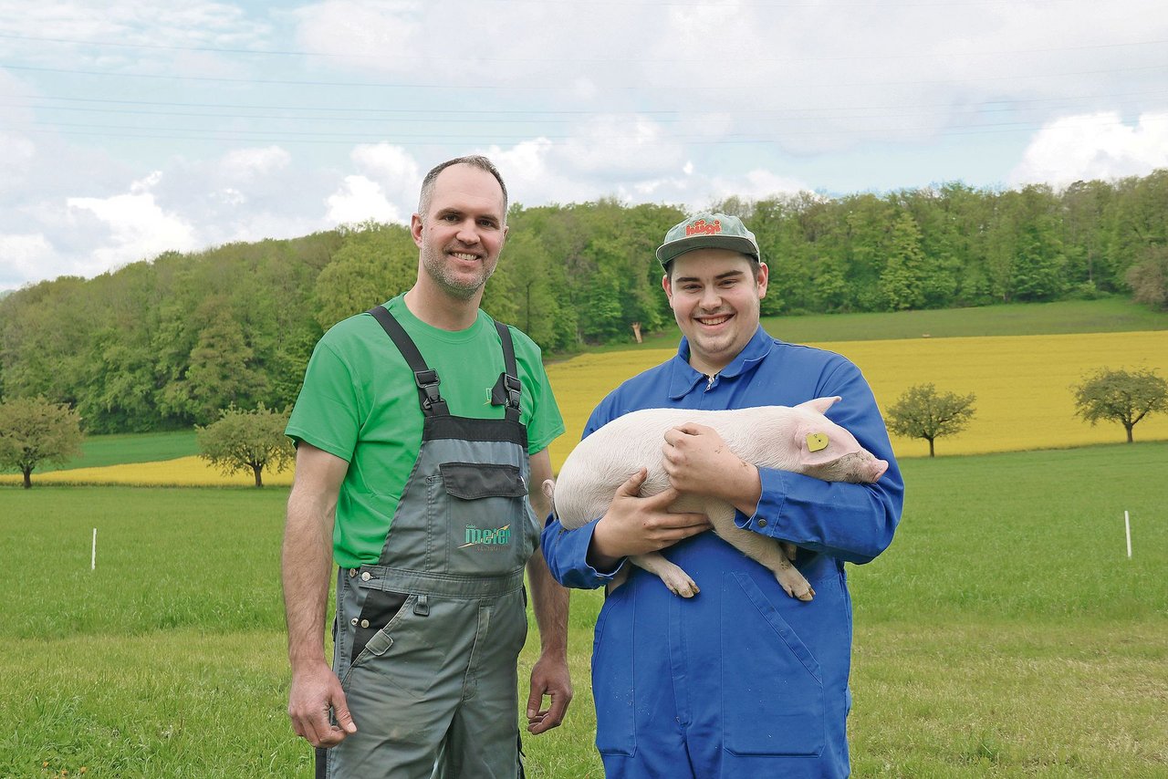 Philipp Meier (l.) mit Tobias Zeltner, Mitarbeiter im Bereich Zucht- und Mastschweine. Der Betrieb hält über 70 Mutterschweine. (Bilder bb)