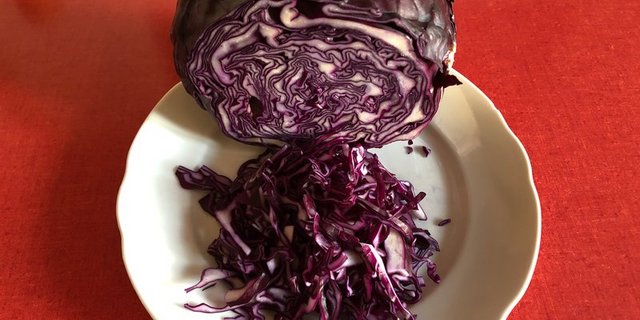 Rotkraut wechselt beim Kochen seine Farbe zu Blau. (Bild Esther Thalmann)