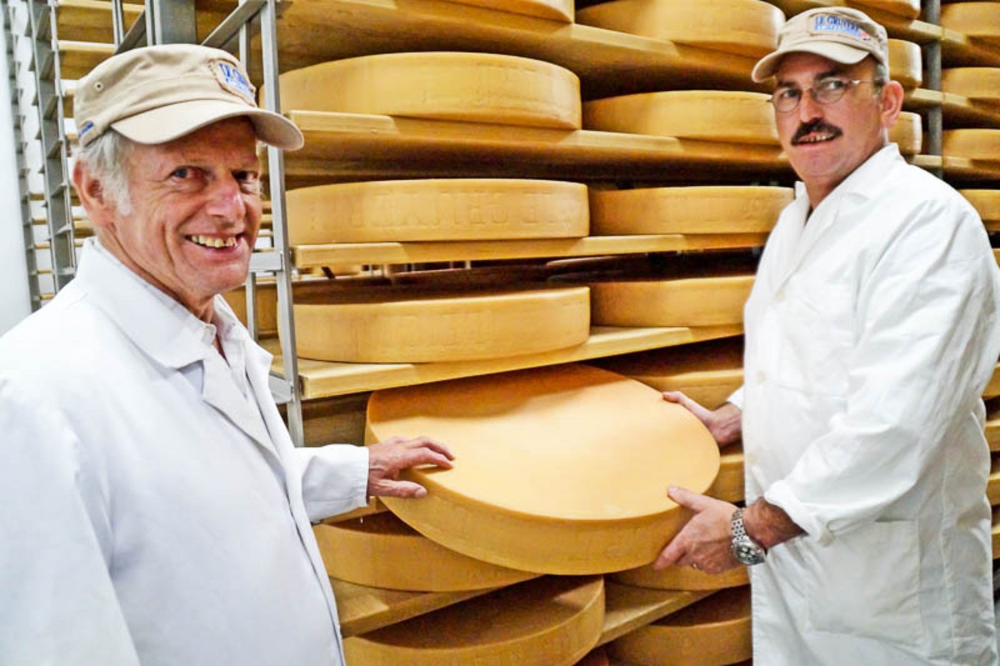 Käsermeister Walter Reist und Sohn Pierre freuen sich über die Auszeichnung. (Bild Josef Jungo)