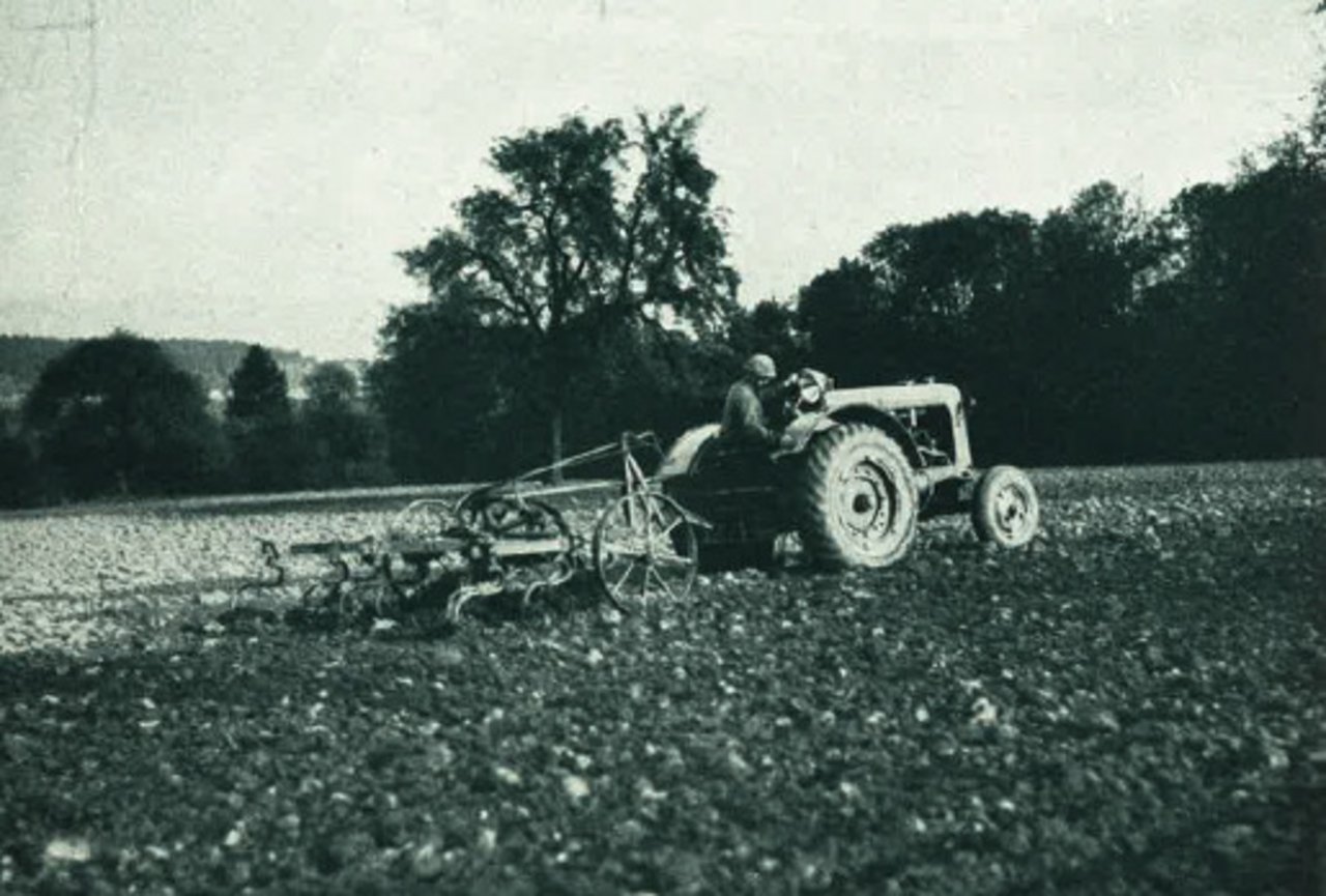 Hier ein Traktor mit Kultivator. (Bild E. Boss, Schweiz. Bauernsekretariat)