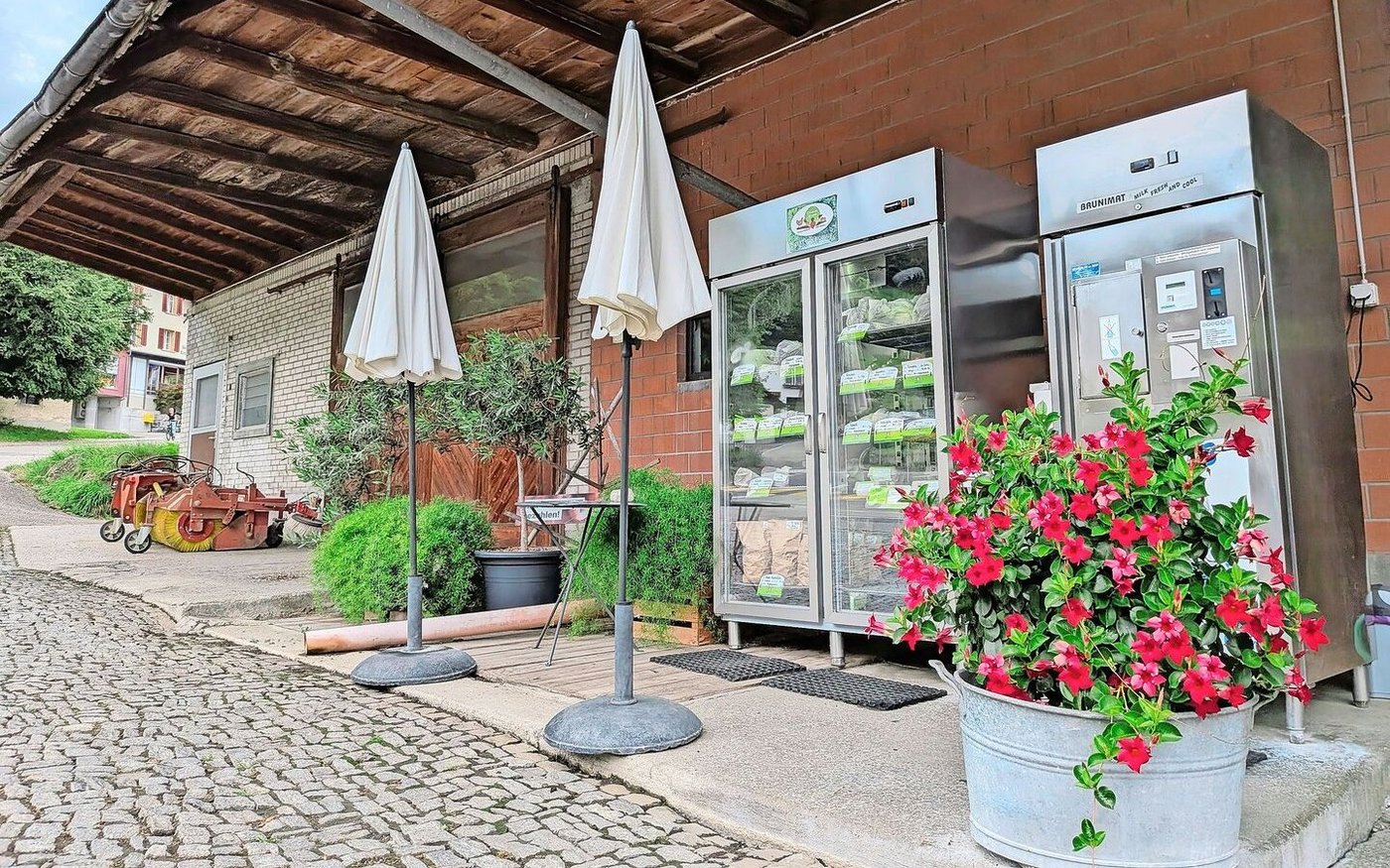 Das Gemüse im Selbstbedienungskühler vor dem Hof von Familie Steiner ist auch im ländlichen Reitnau gefragt.  