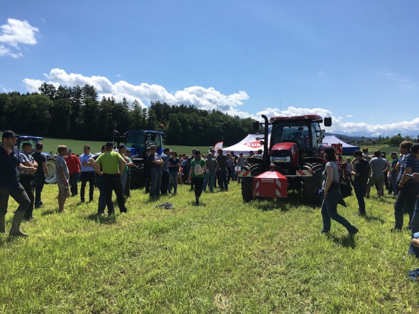 In voller Erwartung warteten die Besucherinnen und Besucher am Morgen auf die Maschinen-Demo. Wegen den nassen Verhältnissen konnten die Maschinen aber erst am Nachmittag vorgeführt werden. (Bild lko)  