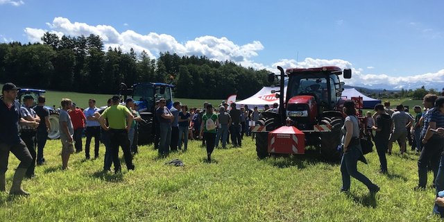 In voller Erwartung warteten die Besucherinnen und Besucher am Morgen auf die Maschinen-Demo. Wegen den nassen Verhältnissen konnten die Maschinen aber erst am Nachmittag vorgeführt werden. (Bild lko)  