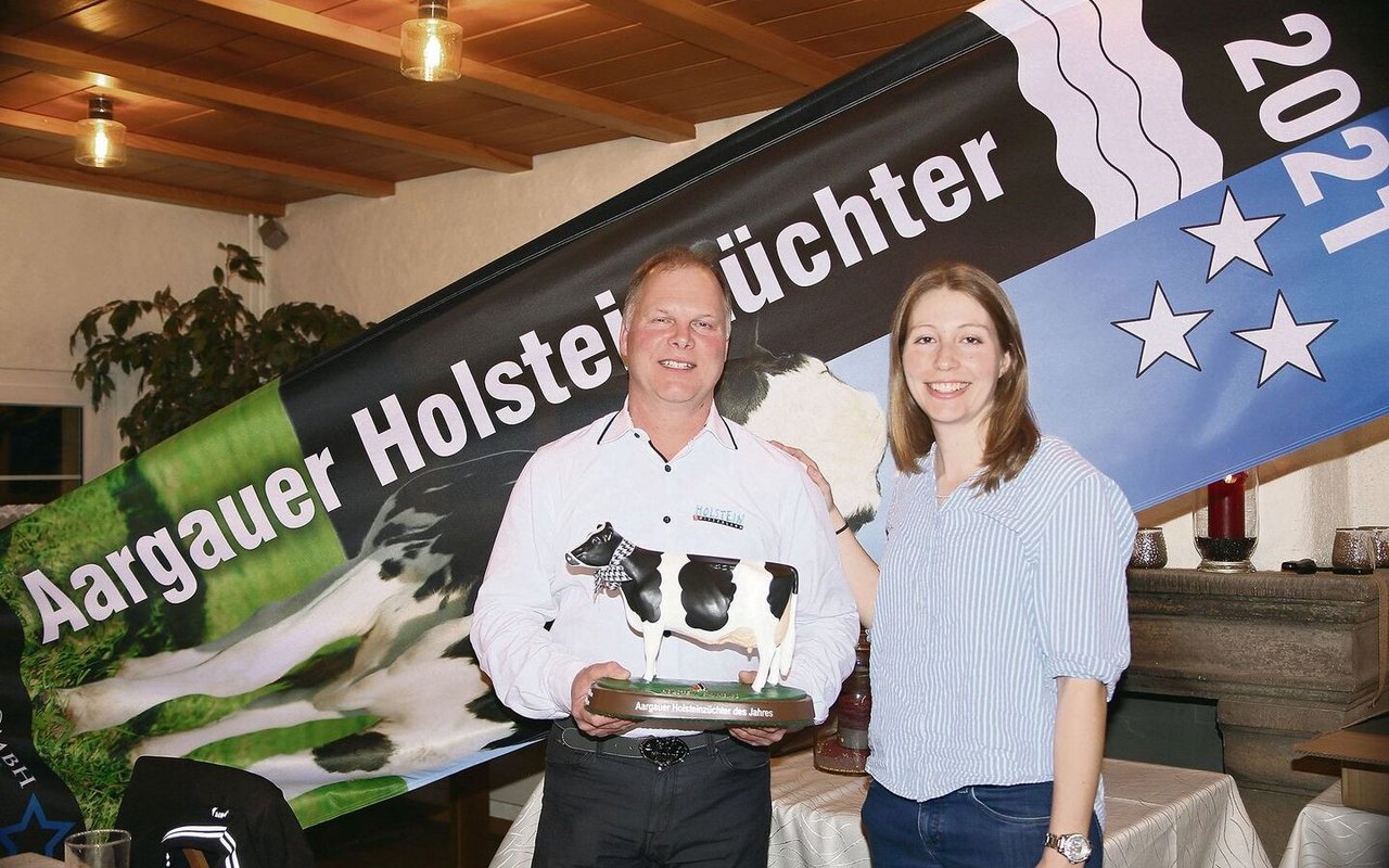Stefan Käser, hier mit Geschäftsführerin Louisa Brunner, ist Schweizer und Aargauer Züchter des Jahres 2021.