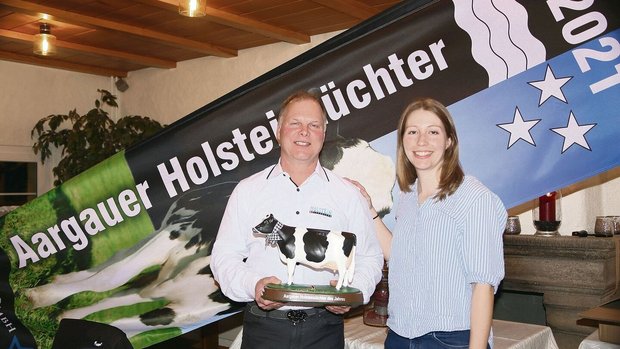 Stefan Käser, hier mit Geschäftsführerin Louisa Brunner, ist Schweizer und Aargauer Züchter des Jahres 2021.