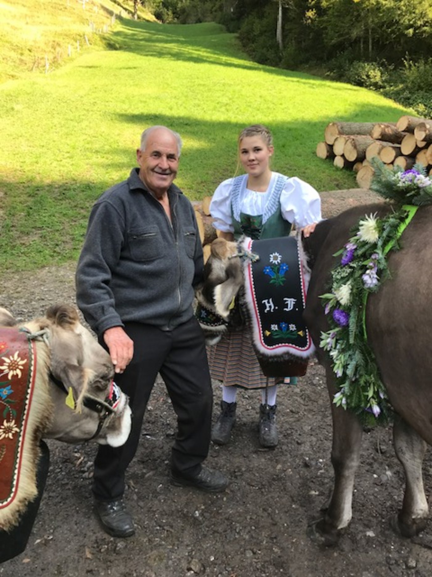 Seine 75. Sommer auf der Alp (die ersten noch als Baby): Hans Felder mit einer seiner fünf Töchter. (Bild akr)
