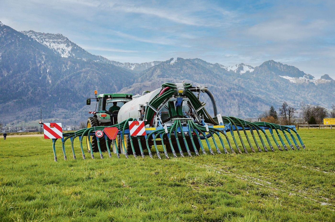 Thomas von Aarburg mit seinem modernisierten Güllefass im Einsatz.
