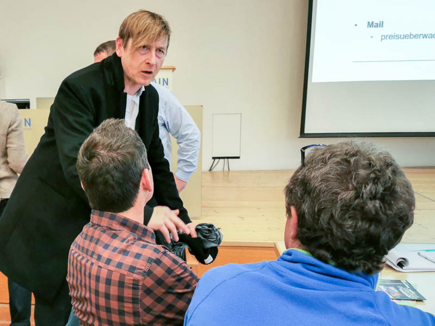 Preisüberwacher Stefan Meierhans im Gespäch mit Nordwestschweizer Obstbauern. (Bild sb)