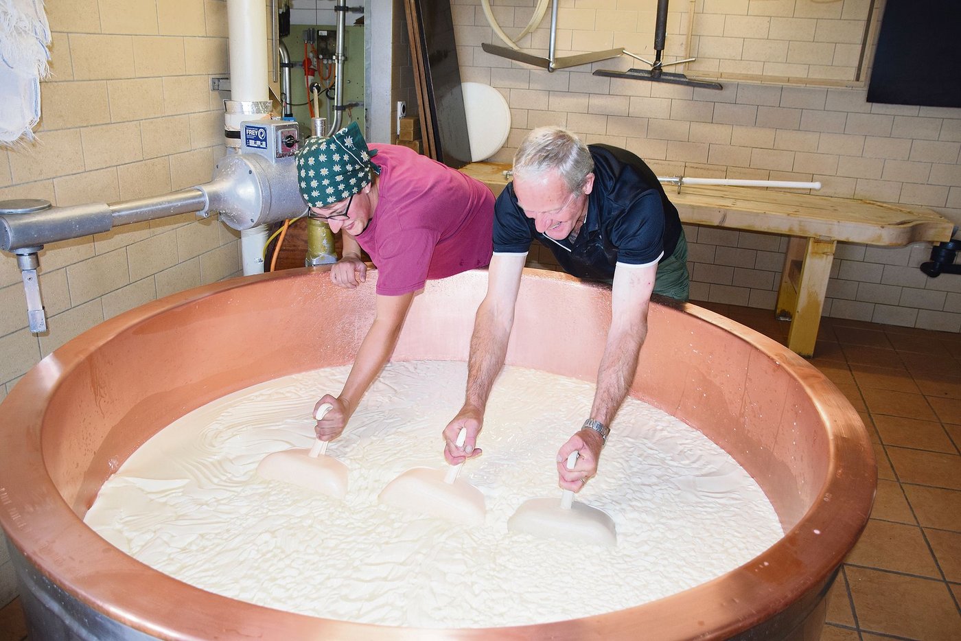 Kurt Mösching und Monika Klötzli sind auch beim Käsen ein eingespieltes Team. Hier bewegen sie den sogenannten Schluck.