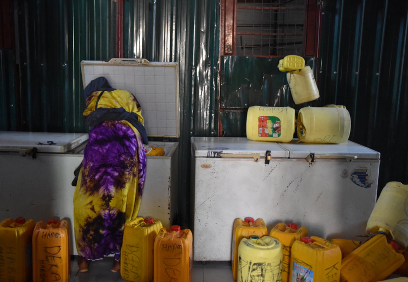 Die in der Molkerei ankommende Milch wird in einen Kühltank oder andere Container umgeschüttet. 