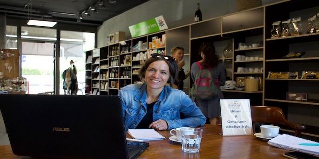  Anne Bernasconi hat ihr Büro mitten im neuen Dorfladen in Frauenkappelen. Sie wollte etwas für Umwelt und Nachhaltigkeit tun. «Bei diesem Job lerne ich täglich dazu», sagt sie. (Bilder Cornelia von Däniken)