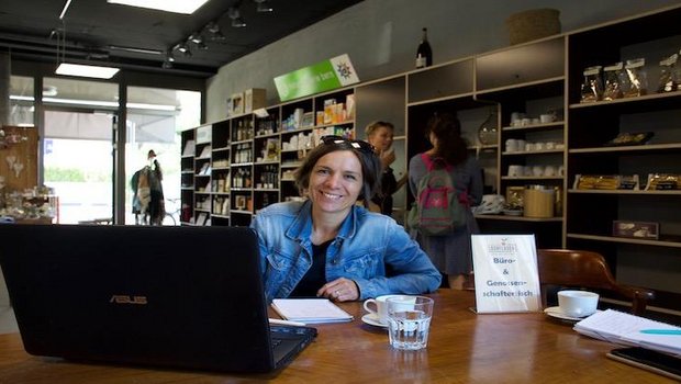  Anne Bernasconi hat ihr Büro mitten im neuen Dorfladen in Frauenkappelen. Sie wollte etwas für Umwelt und Nachhaltigkeit tun. «Bei diesem Job lerne ich täglich dazu», sagt sie. (Bilder Cornelia von Däniken)