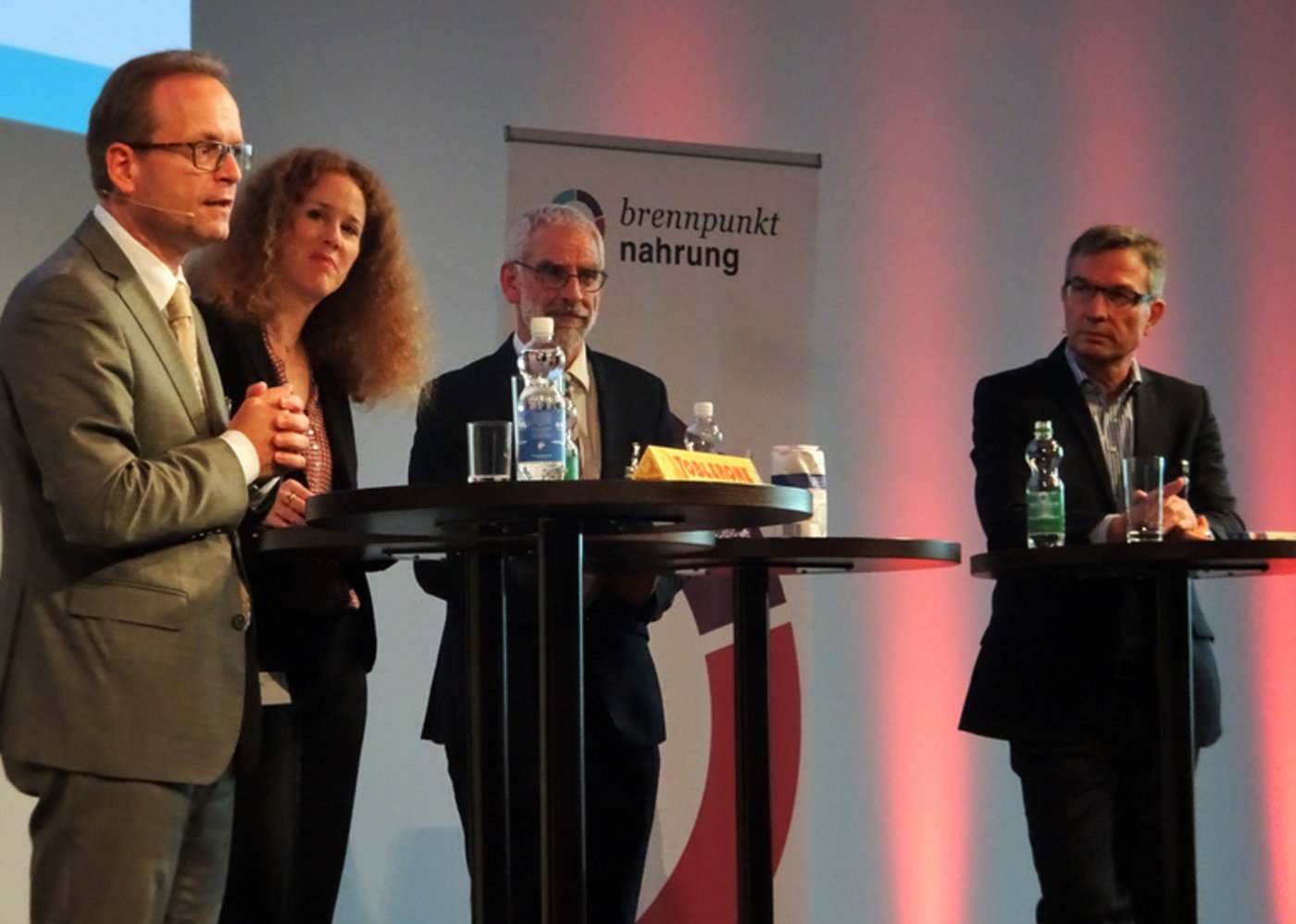 Daniel A. Meyer (Mondelez), Moderatorin Eveline Kobler, Guido Stäger (Schweizer Zucker AG) und Walter Huber (M-Industries) (v. l. n. r.). (Bild mr)