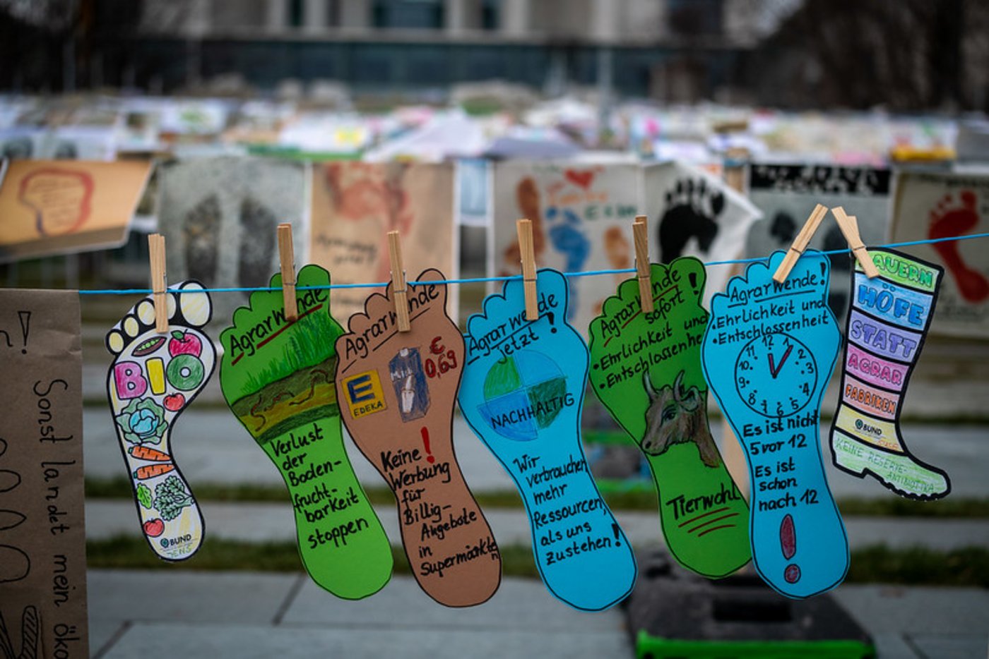 Auf den Protest-Füssen prangen tausende von Forderungen und Ideen, die die deutsche Landwirtschaft verbessern sollen. 