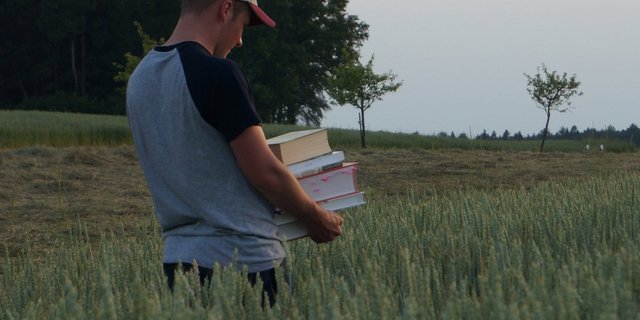 Der Bücherstapel auf dem Feld mag ungewohnt aussehen, doch Theorie und Praxis schliessen sich nicht aus. (Bild Deborah Rentsch)