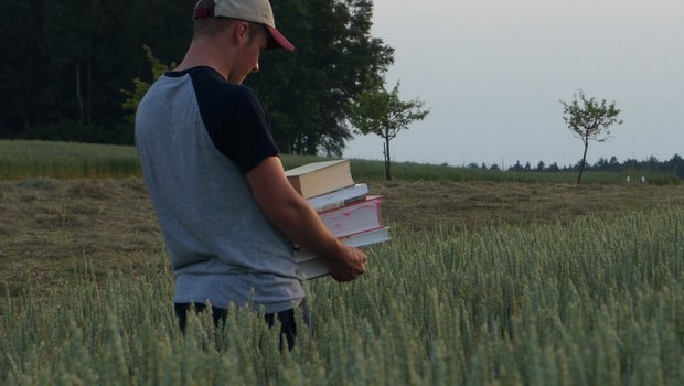 Der Bücherstapel auf dem Feld mag ungewohnt aussehen, doch Theorie und Praxis schliessen sich nicht aus. (Bild Deborah Rentsch)