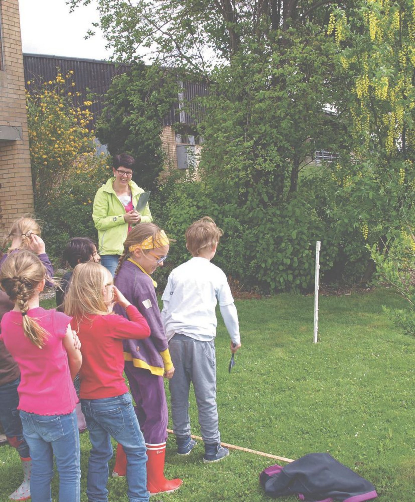 Zum Bauernhof-Parcours von Doris Ramp gehört auch das Hufeisenwerfen. (Bild Ursina Berger-Landolt)