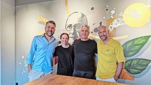 Ein eingespieltes Team bei Fredy’s (v. l. n. r.): Marc Schnyder, Selina Fischer, Leiterin Marketing-Kommunikation, Peter Kasimow und Bojan Cepon vor dem Bild von Fredy Hiestand.