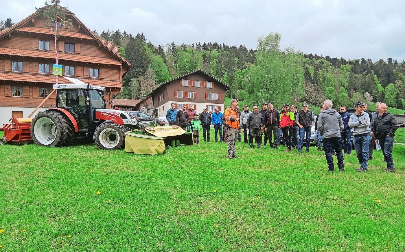 Grosses Interesse an der Flurbegehung auf dem Betrieb von Pirmin Schöpfer. Lohnunternehmer André Troxler  (Mitte) präsentierte auf Grossbüel seine Mähgeräte.