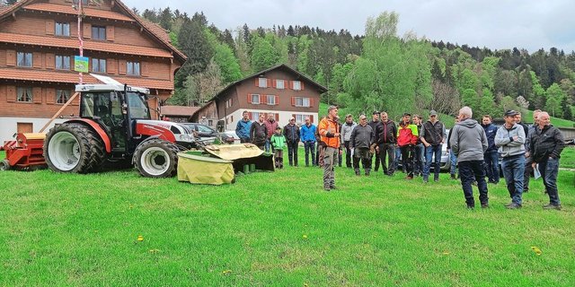 Grosses Interesse an der Flurbegehung auf dem Betrieb von Pirmin Schöpfer. Lohnunternehmer André Troxler  (Mitte) präsentierte auf Grossbüel seine Mähgeräte.
