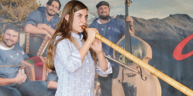 Lisa Stoll ist auf allen Bühnen dieser Welt präsent. Am vergangenen Wochenende feierte sie ihr zehnjähriges Bühnenjubiläum in ihrer Heimatgemeinde Wilchingen und begeisterte das Publikum.(Bild Roland Müller)