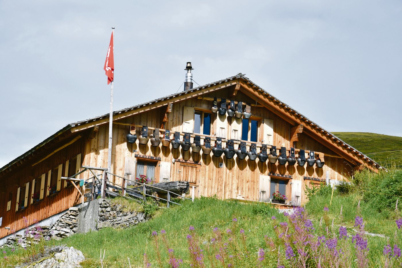 Die Alphütte ist gut eingerichtet mit viel Platz. Hier wird auch immer die Milch verkäst. Die Kühe sind aber nicht immer hier, denn es gibt auf der Alp drei Staffeln.