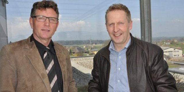 Peter Gfeller (l.) übergibt das Präsidium von Profi-Lait an Nationalrat Markus Hausammann. (Bild: zvg)