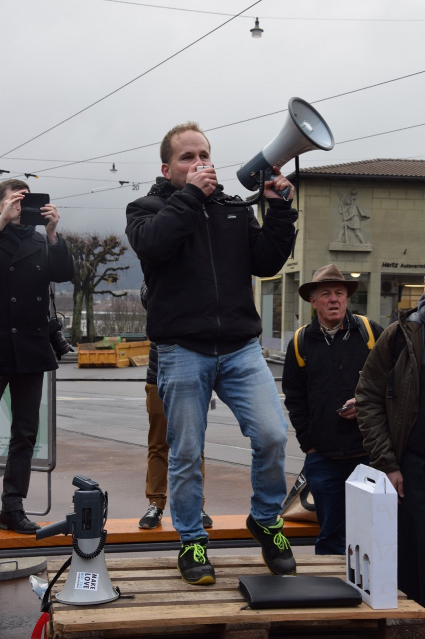 Mobilisiert hat er die Weinbauern und Winzer vor allem via Whatsapp. Mit dem Aufmarsch war er zufrieden. 