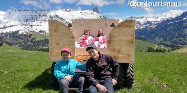 Die neuste Attraktion auf dem Schottenhof in Marbach: Das mobile Sternenhimmelbett auf einem Aebi-Transporter. Im Bett liegen Renate und Andy Wyss, bewacht von den Söhnen Florian (l) und Adrian. Im Hintergrund die Schrattenfluh mit dem markanten Schibegütsch. (Bild Schottenhof)