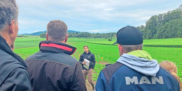 Matthias Lüscher, Berater der Zuckerrüben-Fachstelle, steht im Feld und erklärt die Sortenversuche. 