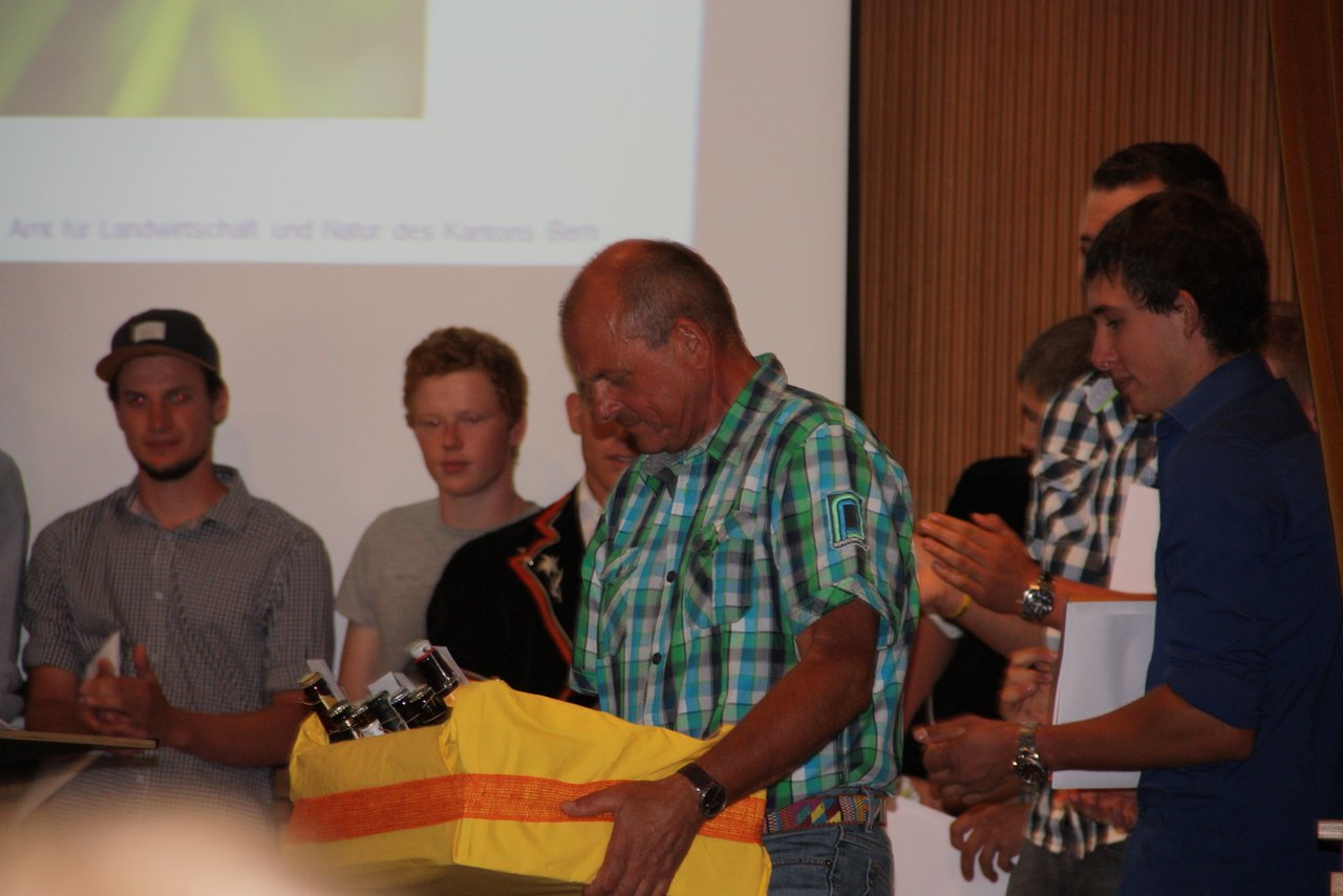Lehrer Ueli Zobrist wird von seinen Schülern beschenkt. (Bild aw)