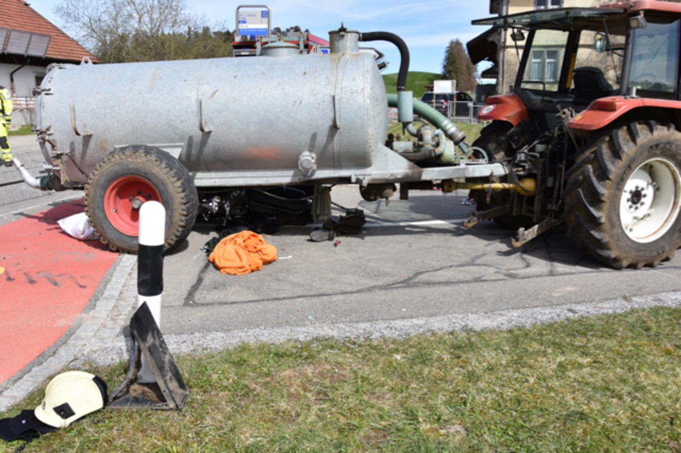 Das Motorrad wurde unter dem Güllefass richtiggehend zerdrückt.. 