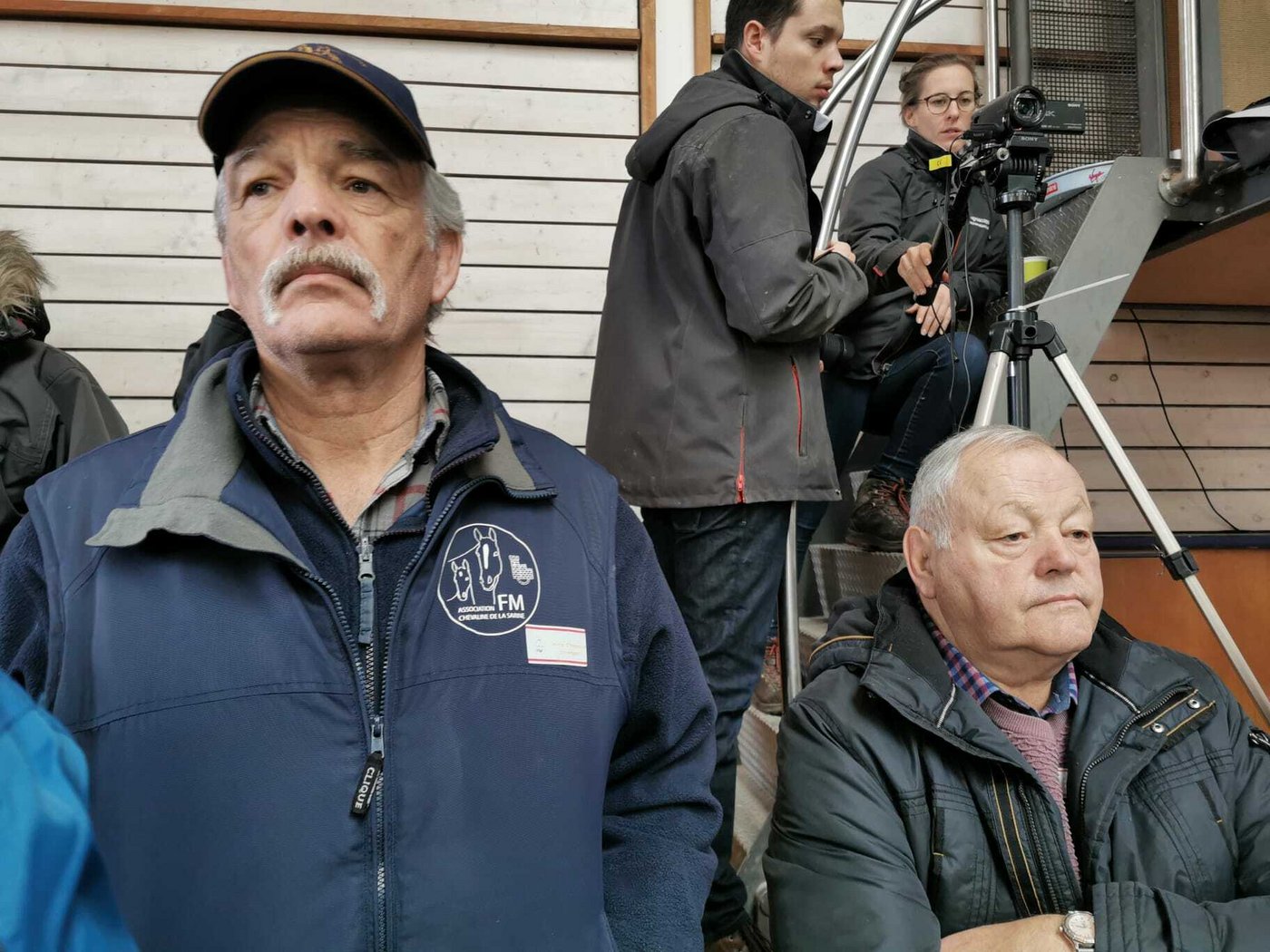 Die Lage scheint ernst: Die beiden Freiburger Roch Chatton (Präsident PZV La Sarine) und Ernest Schlaefli (Ehrenpräsident SFV) verfolgen das Reiten in der Halle (Bild: Simone Barth)
