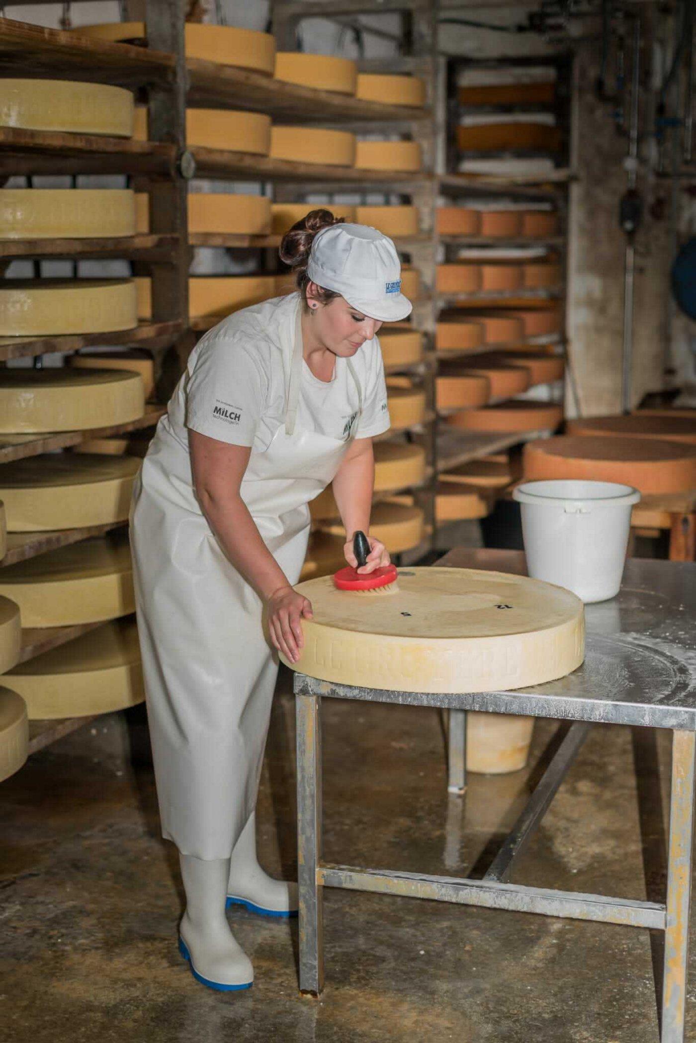 Die Pflege der Käse braucht viel Zeit und ist arbeitsintensiv. 