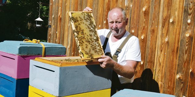 Seit mehr als 20 Jahren ist Andreas «Res» Lüthi aus Signau BE ein begeisterter Imker. (Bild Peter Fankhauser)