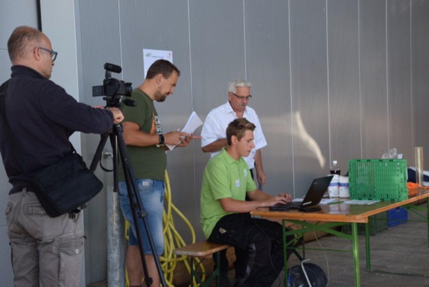 Yannick Etter muss aufgrund eines Symptoms das richtige Pflanzenschutzmittel auswählen und die richtige Menge berechnen.