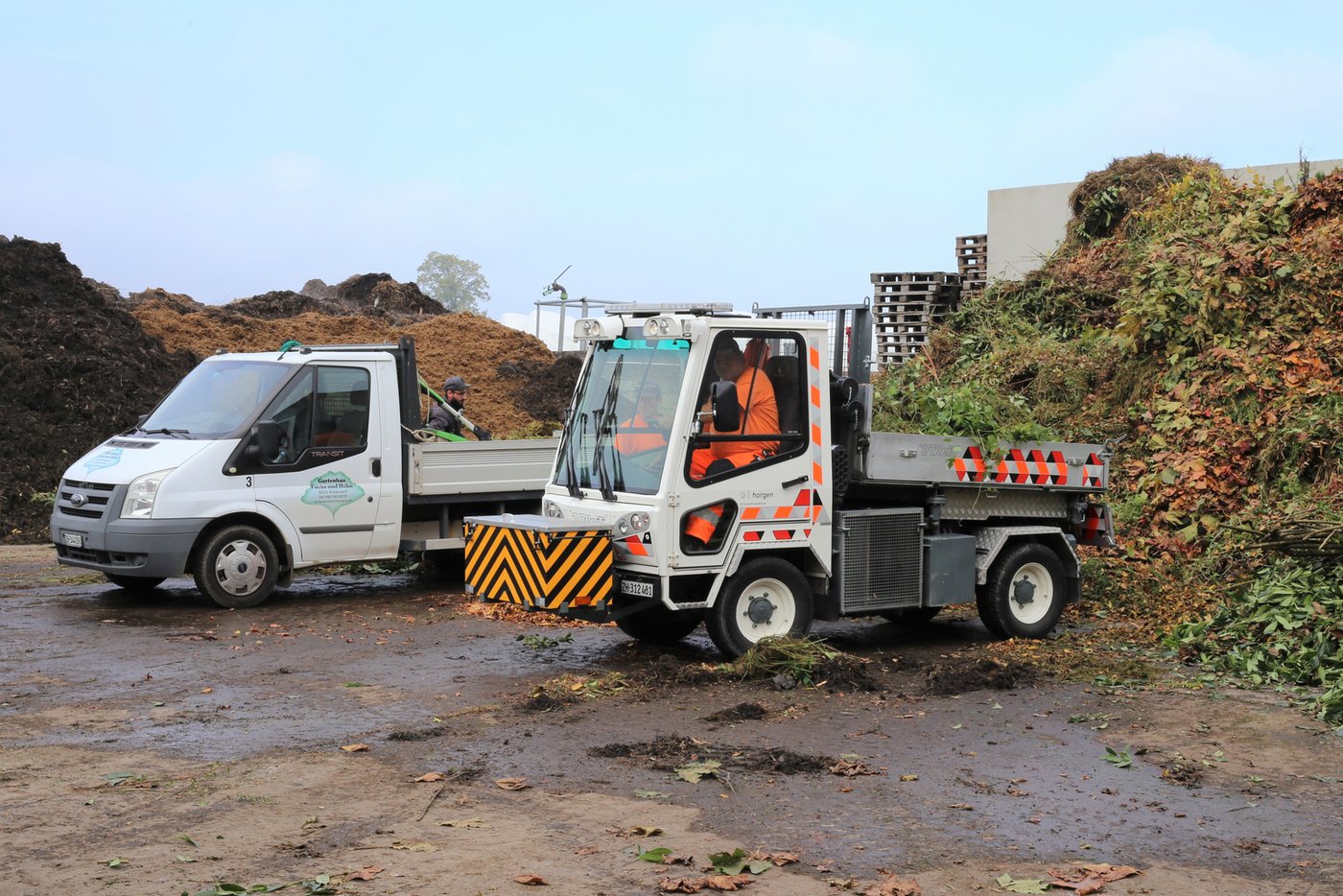 Im fünfzehn-Minuten-Takt deponieren Gartenbaugeschäfte und andere Kunden ihr Grüngut auf dem Biomasse-Hof vor.