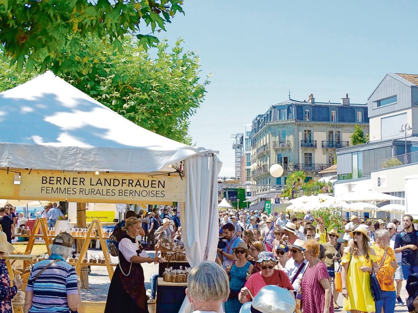 Die Berner Landfrauen, im Bild Barbara Lüthi-Kohler, präsentierten an der Seepromenade verschiedenste Berner Spezialitäten. Sie solidarisierten sich mit den Weinbauern im Kanton und zeigten weitere kulinarische Facetten des Kantons.(Bilder Sacha Jacqueroud)