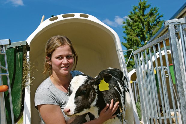 Mirjam Schmidig mit Honey, einem Kuhkalb, das am Morgen des Interviews auf dem Grundhof zur Welt kam. Sie liebt Kühe und Kälber. Sie fährt aber auch gerne Traktor und berichtet auf Facebook und Instagram über das Leben auf dem Grundhof. (Bild Hans Rüssli)